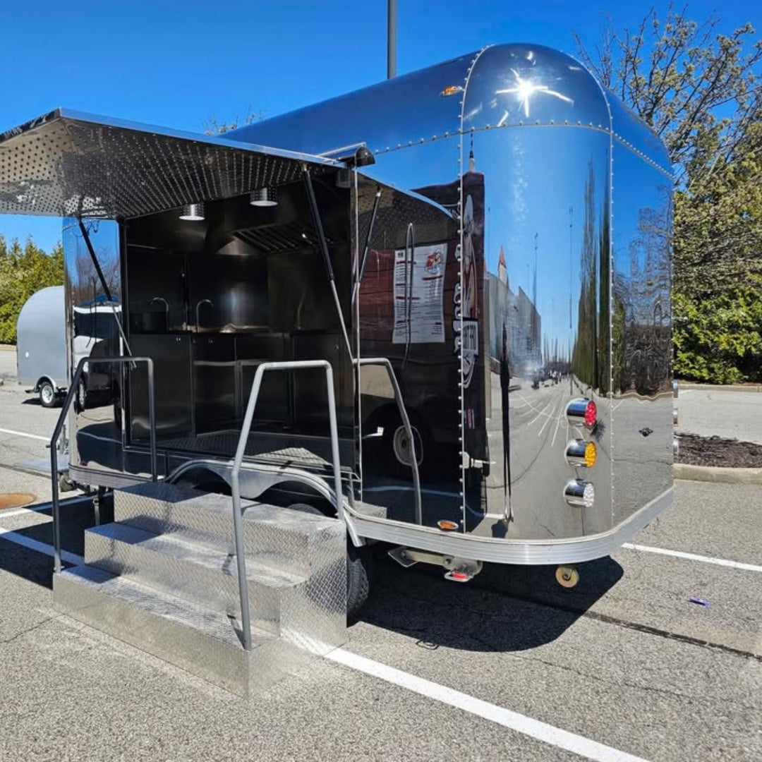 13.1ft Mirror Stainless Steel Aero Style Food Trailer for Premium Catering with Dual Axle & Diamond Plate Steps